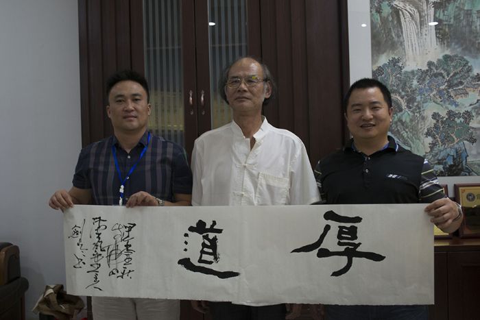 張劍岑先生（中）與金艾陶瓷磚品牌營銷總經理羅勝（左）、金艾陶瓷磚品牌營銷總監劉鴻瑞（右）合影留念