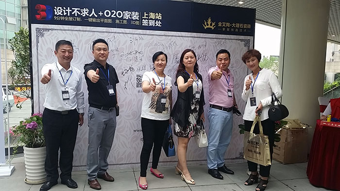 金艾陶瓷磚品牌營(yíng)銷總經(jīng)理羅勝先生與嘉賓合影
