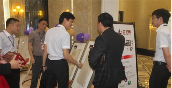 金艾陶產品研究經理蘇成香（左二）向客戶介紹產品